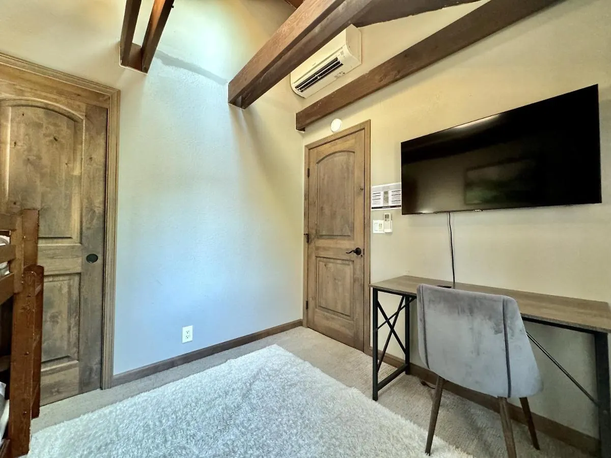 Cozy Tahoe Retreat Huge Yard 南太浩湖 0*,  美国