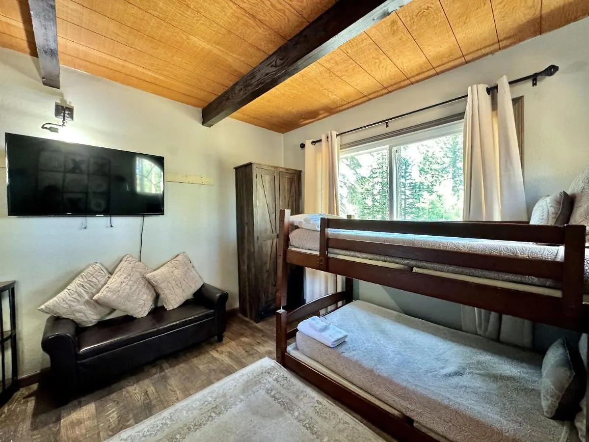 Cozy Tahoe Retreat Huge Yard 南太浩湖 0*,  美国